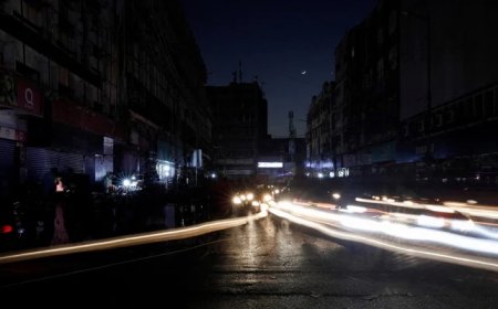 Double whammy for Karachiites as scorching heat, power outage add to woes